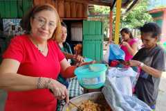 Elle a participé à la distribution des repas